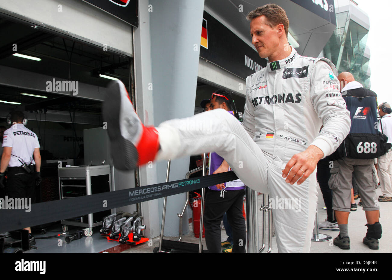 Pilote de Formule 1 allemand Michael Schumacher de Mercedes AMG arrive au garage de l'équipe avant la troisième session pratique à l'extérieur du circuit Sepang, Kuala Lumpur, Malaisie, 24 mars 2012. Le Grand Prix de Formule 1 de Malaisie aura lieu le 25 mars 2012. Photo : Jens Buettner Banque D'Images