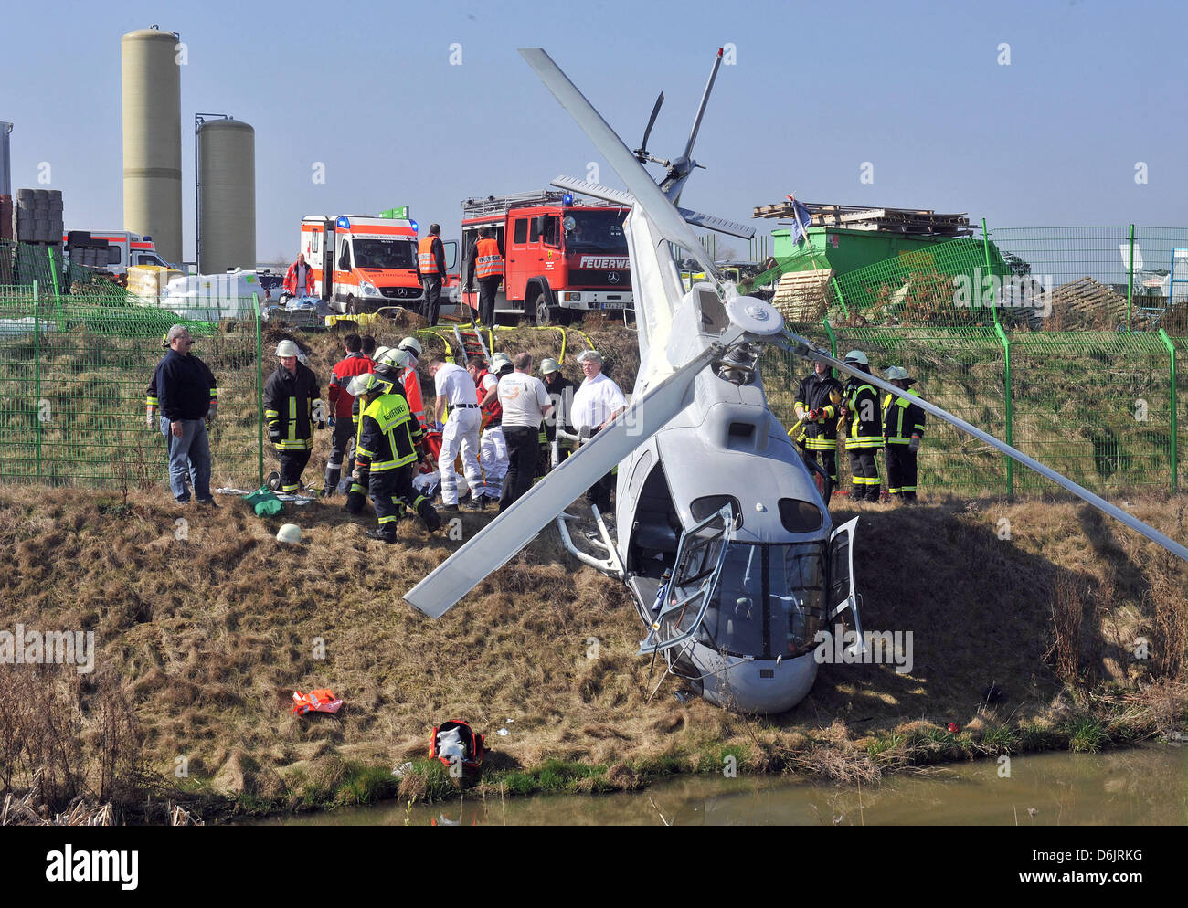 Un hélicoptère se situe dans un bassin d'eau après une tentative d'atterrissage d'urgence près de Grafschaft, Allemagne, 25 mars 2012. Trois personnes ont été blessées lors de l'atterrissage d'urgence. Photo : HANS-JUERGEN VOLLRATH Banque D'Images