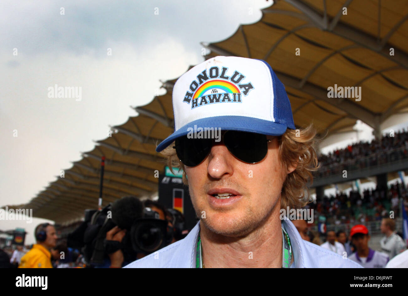 L'acteur américain Owen Wilson promenades à travers la grille de départ avant de commencer le Grand Prix de Formule 1 de la Malaisie à l'extérieur du circuit Sepang, Kuala Lumpur, Malaisie, 25 mars 2012. Photo : Jens Buettner dpa Banque D'Images