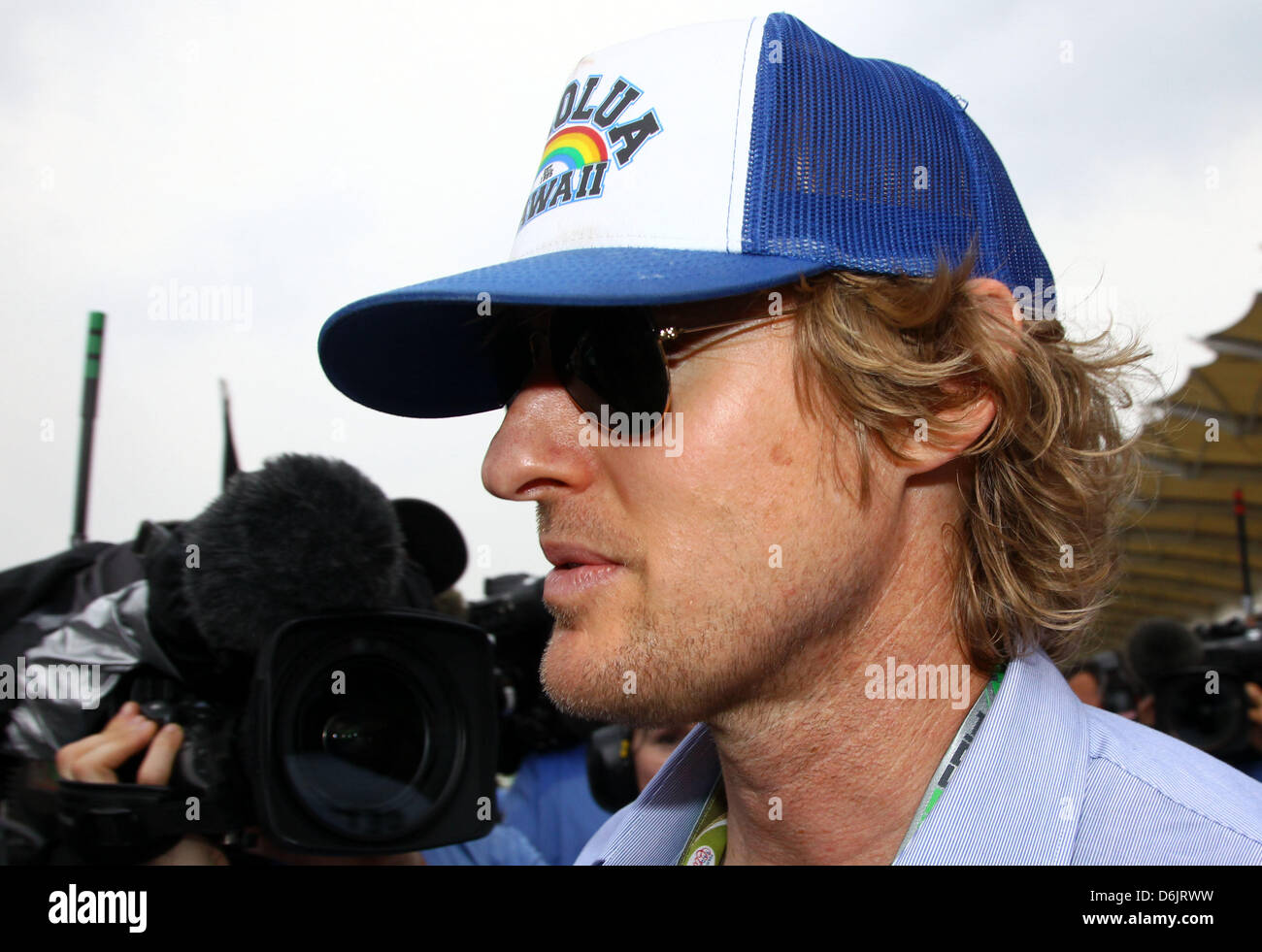 L'acteur américain Owen Wilson promenades à travers la grille de départ avant de commencer le Grand Prix de Formule 1 de la Malaisie à l'extérieur du circuit Sepang, Kuala Lumpur, Malaisie, 25 mars 2012. Photo : Jens Buettner dpa Banque D'Images