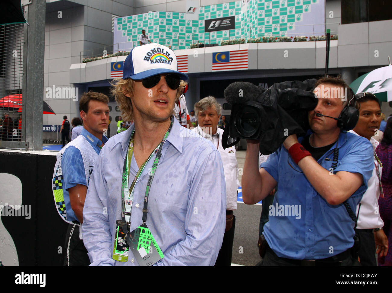 L'acteur américain Owen Wilson promenades à travers la grille de départ avant de commencer le Grand Prix de Formule 1 de la Malaisie à l'extérieur du circuit Sepang, Kuala Lumpur, Malaisie, 25 mars 2012. Photo : Jens Buettner dpa Banque D'Images