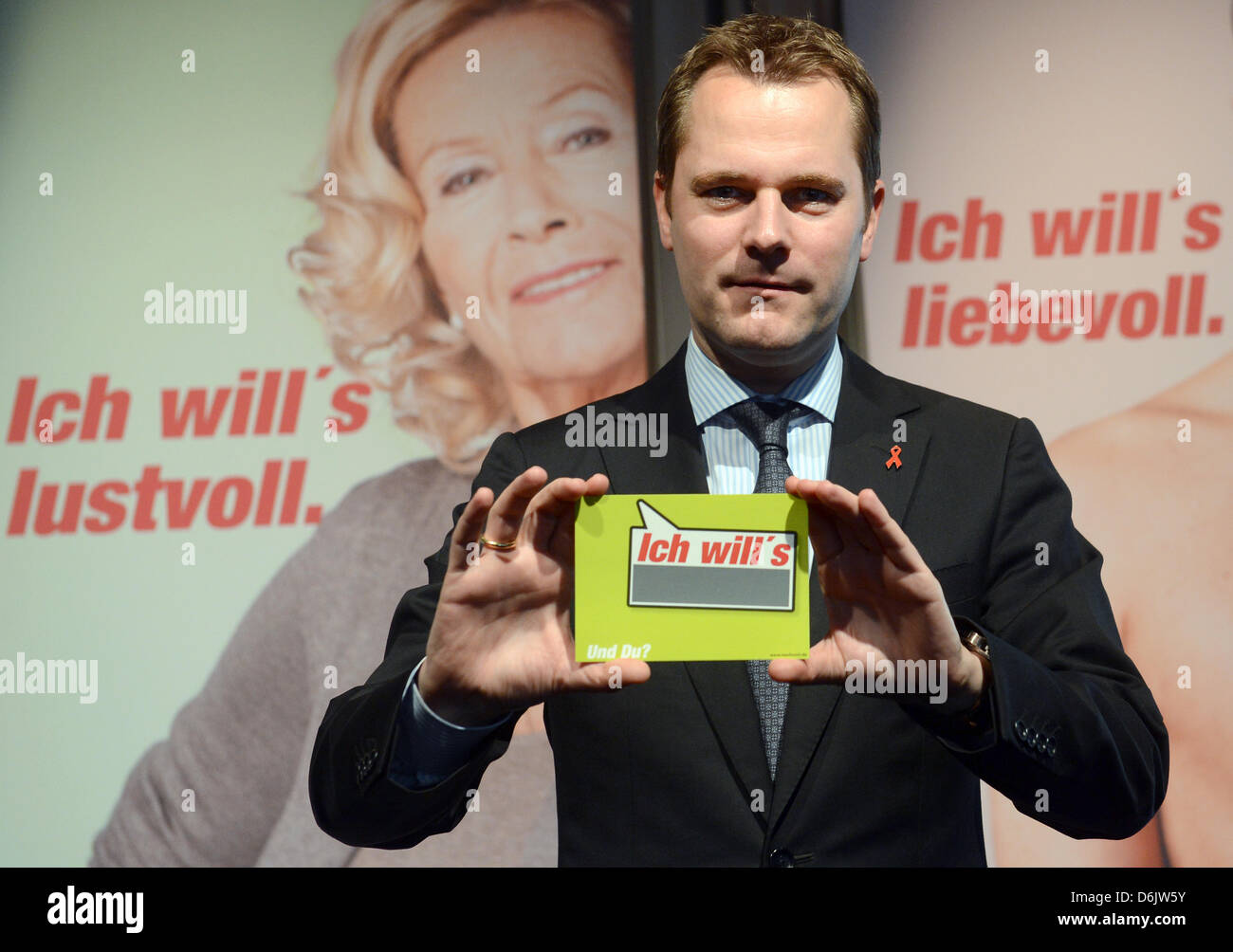 Le ministre de la santé allemand, Daniel Bahr pose devant une affiche après une conférence de presse au sujet de la campagne de la santé de l'EITM 'Mach - Wissen & Kondom' à Berlin, Allemagne, 27 mars 2012. La campagne abaout informe le VIH et autres infections sexuellement transmissibles. Photo : Britta Pedersen Banque D'Images