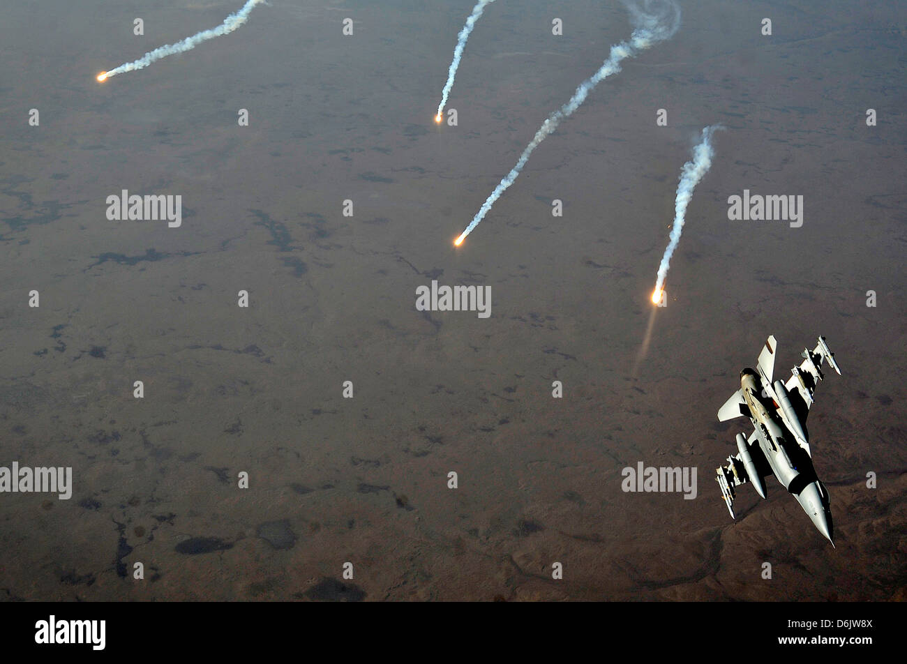 L'US Air Force F-16 Fighting Falcon de presse flare decoys 9 novembre 2011 au sujet de l'Irak. Banque D'Images