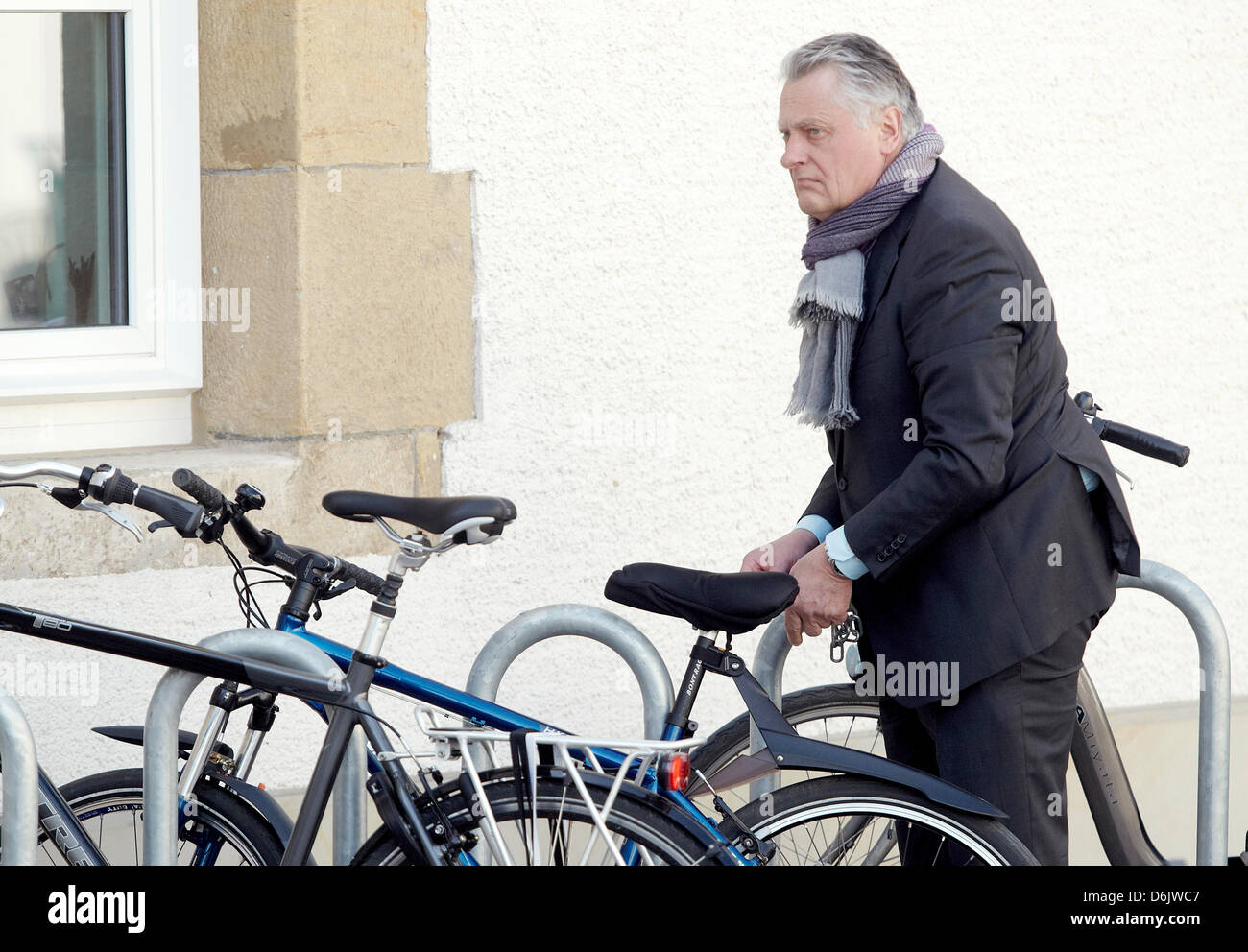 Marc Gallowitch, ancien directeur technique de Luxair airlines, a poussé  son vélo devant le tribunal de district de Luxembourg, Luxembourg, le 27  mars 2012. Il a été condamné à 18 mois de