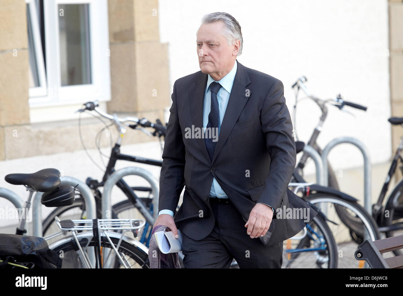 Marc Gallowitch, ancien directeur technique de Luxair airlines, entre dans le tribunal de district de Luxembourg, Luxembourg, le 27 mars 2012. Il a été condamné à 18 mois de probation. 20 des 22 personnes à bord de l'appareil sont morts pendant l'accident. Photo : THOMAS FREY Banque D'Images