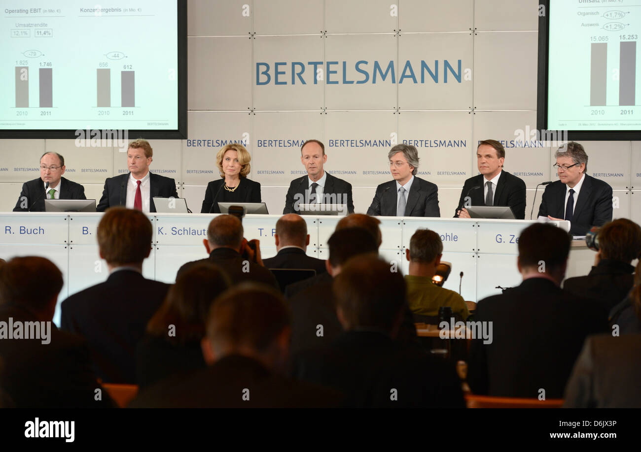 Chef de groupe de médias Bertelsmann Thomas Rabe parle lors de la conférence de presse des résultats annuels à Berlin, Allemagne, 28 mars 2012. L'accompagnaient sur le podium sont Rolf Buch (L-R), PDG d'Arvato AG, Bernd Buchholz, PDG de Gruner  + Jahr AG, Karin Schlautmann, directeur de communications de l'entreprise, Thomas Hesse, président de l'entreprise développement, Markus Dohle, PDG de Random House und Gerhard Z Banque D'Images