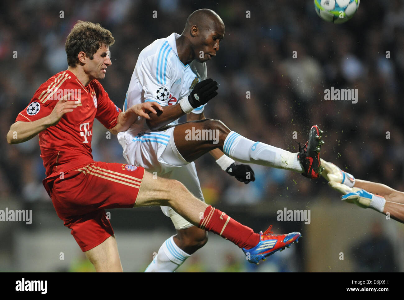 Bayern's Thomas Mueller (l) et Marseille's Rod Fanni rivalisent pour la balle durant le premier quart de finale de la Ligue des Champions de football match de jambe entre FC Bayern Munich et l'Olympique de Marseille au Stade Vélodrome à Marseille, France, 28 mars 2012. Photo : Andreas Gebert dpa  + + +(c) afp - Bildfunk + + + Banque D'Images