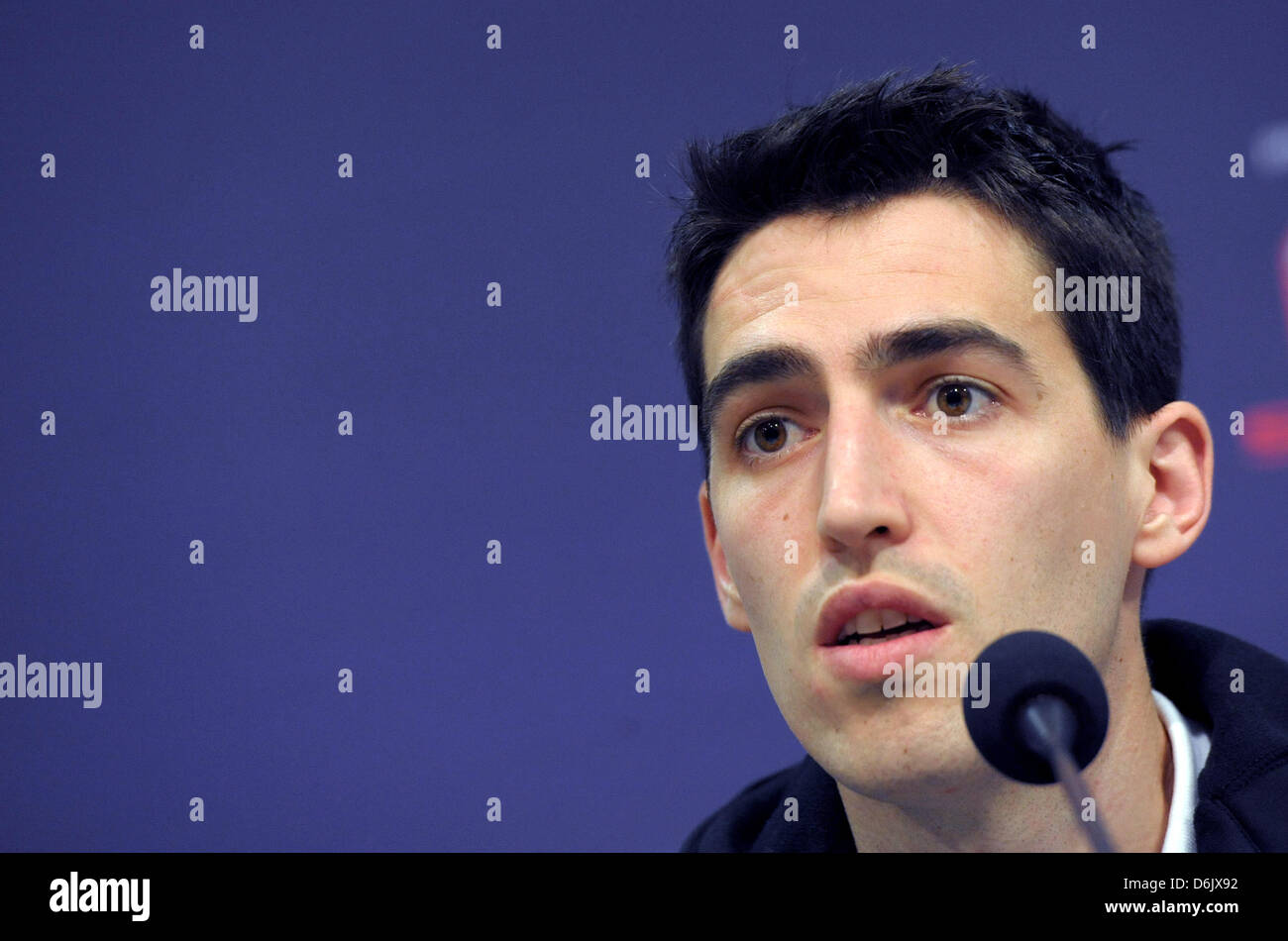 Le joueur de l'Athletic Bilbao, Andoni Iraola, prend la parole à une conférence de presse à Gelsenkirchen, Allemagne, 28 mars 2012. Le FC Schalke 04 fait face à l'Athletic Bilbao pour un match de quart de finale de la Ligue Europa le 29 mars 2012. Photo : Caroline Seidel Banque D'Images