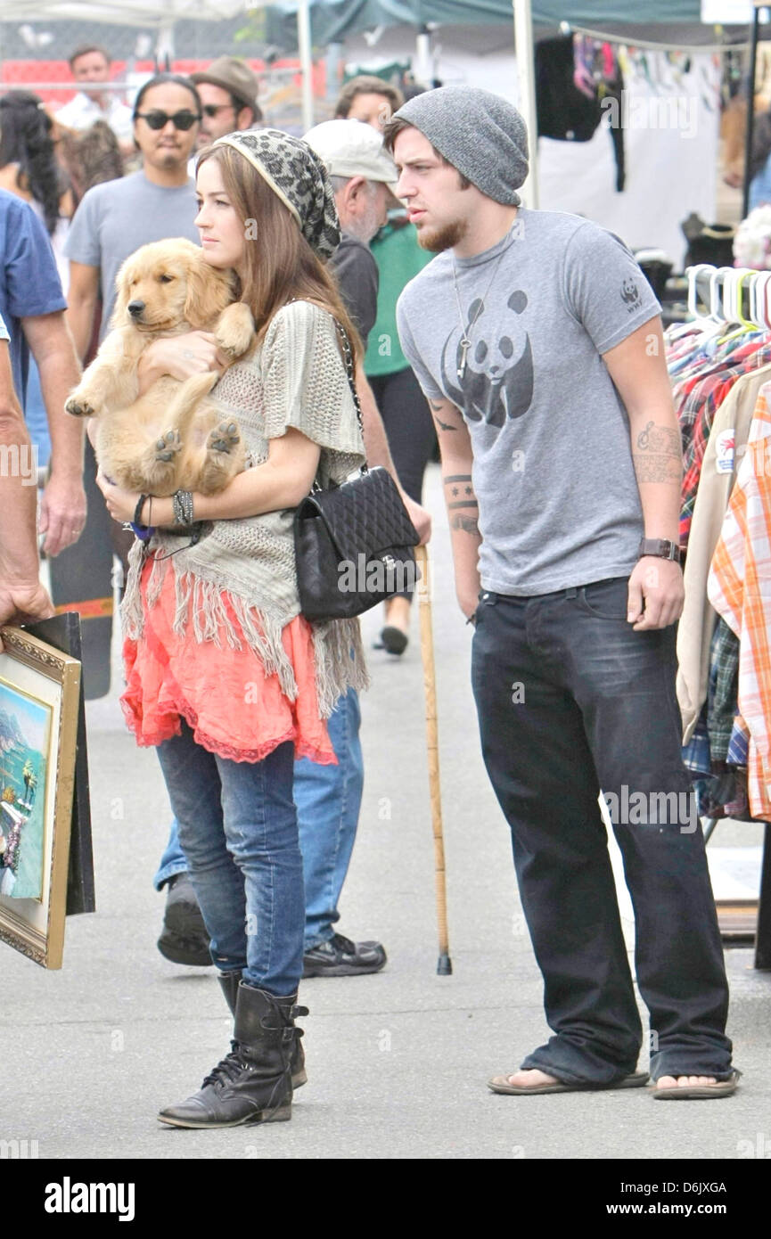 Gagnant d'American Idol 2 BE 3 et fiancée Jonna Walsh profiter de la journée à un marché aux puces Hollywood Los Angeles, Californie - 25.09.11 Banque D'Images