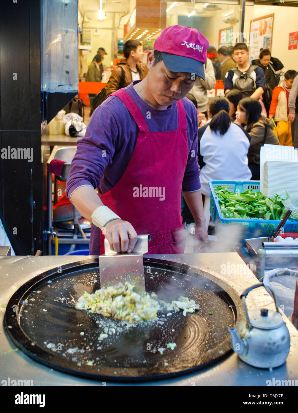 Street food vendor la préparation de l'omelette de style chinois en mélangeant les ingrédients sur une assiette chaude. Taipei, Taïwan Banque D'Images