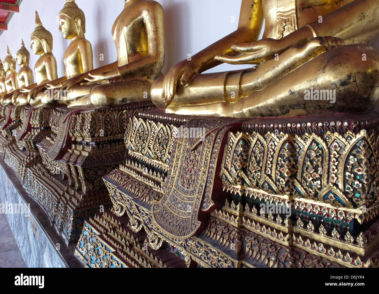 Le cloître extérieur contenant 400 images de Bouddha, Wat Phra Chetuphon (Wat Po), Bangkok, Thaïlande, Asie du Sud-Est Banque D'Images