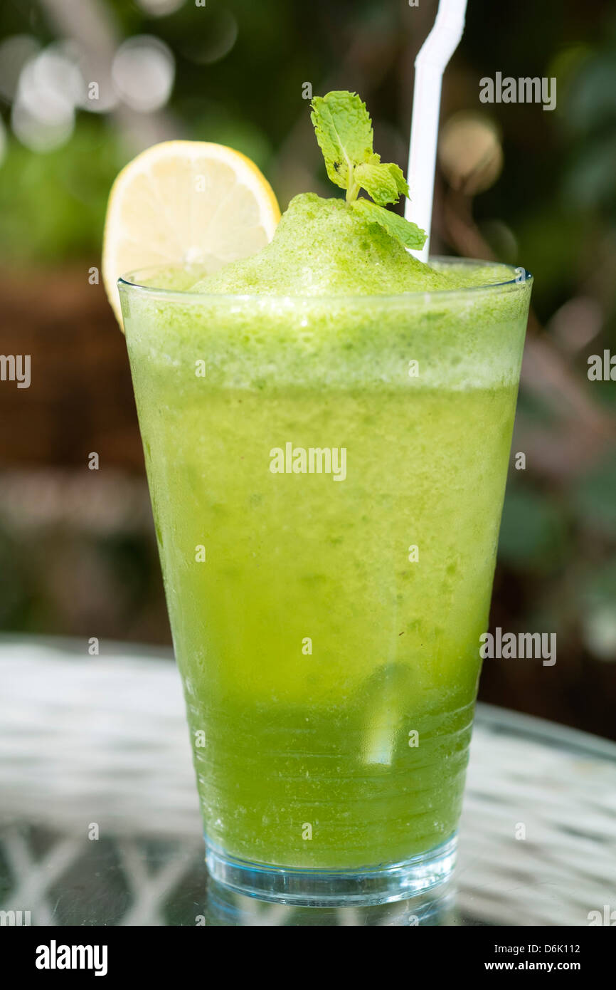 Citron et menthe verre traditionnels populaires rafraîchissement dans au Moyen-Orient Banque D'Images