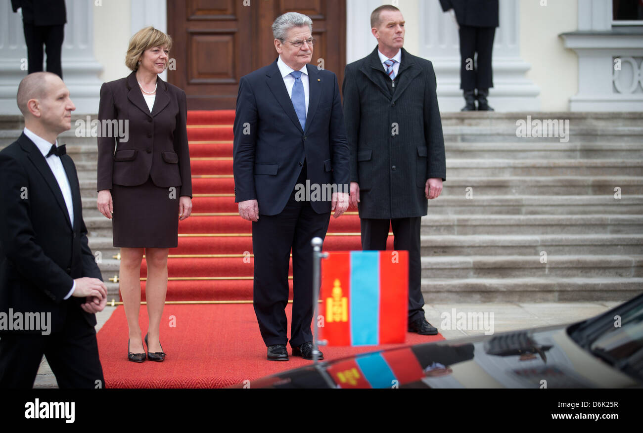 Le Président allemand Joachim Gauck (C) et son partenaire Daniela Schadt (2-L) d'attendre l'arrivée du Président mongol en face du château de Bellevue à Berlin, Allemagne, 29 mars 2012. Le Président mongol est en ce moment sur une visite d'État en Allemagne. Photo : Michael Kappeler Banque D'Images