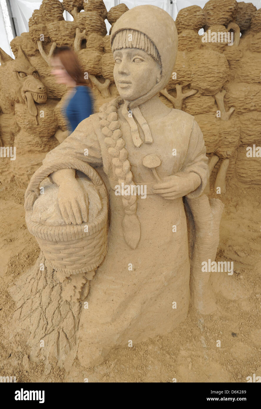 Une sculpture de sable de la fée-conte "Le Petit Chaperon Rouge" est représenté au Festival de sculptures de sable de Binz, Allemagne, 28 mars 2012. Les artistes de sable sont en train de créer un monde de fées faity de jusqu'à 3 m de haut de sculptures. Autour de 50 artistes venus de Russie, de la Finlande, le Canada, la Suisse, la Lettonie et la Pologne créer 24 statues dans le 3ème Festival de sculptures de sable qui s'ouvrira le 31 Ma Banque D'Images