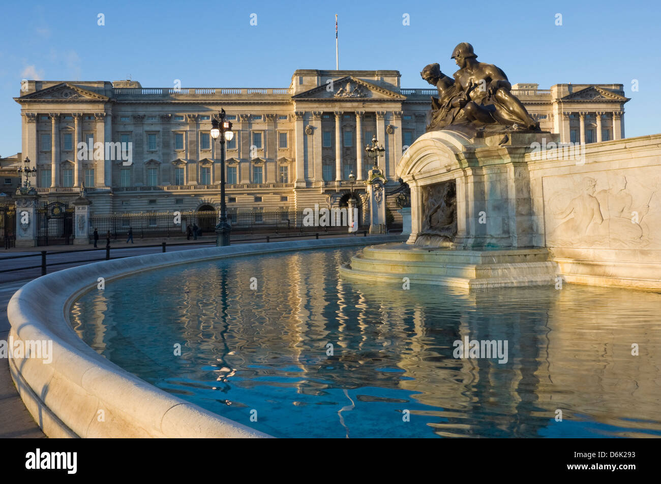 Le lever du soleil, le palais de Buckingham et la fontaine, Londres, Angleterre, Royaume-Uni, Europe Banque D'Images