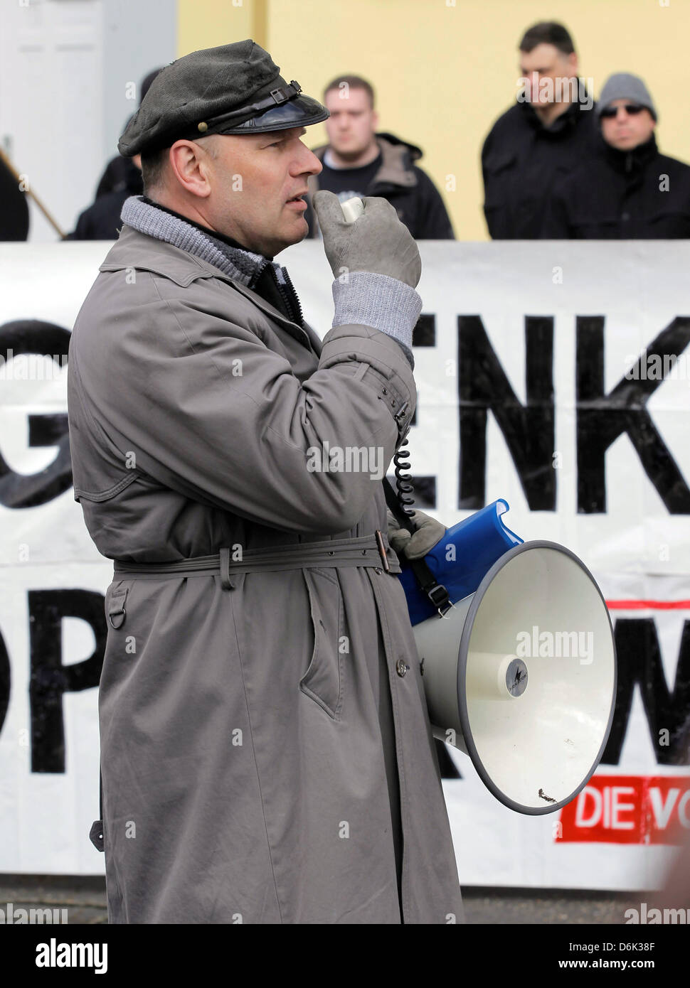 Thomas Wulff, vice-président du NPD-Hamburg (M), participe à une marche de protestation à Luebeck, Allemagne, 31 mars 2012. Dans le même temps, les citoyens et les organisations ont manifesté contre les extrémistes de droite. Photo : Markus Scholz Banque D'Images