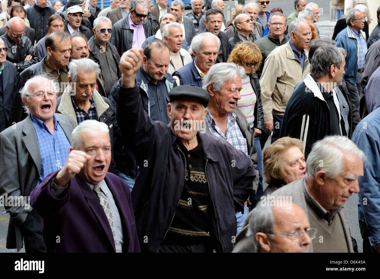 Athènes, Grèce. 19 avril 2013. Les retraités crier des slogans lors d'une marche de protestation à Athènes. Environ 2 000 retraités ont défilé à la Villa Maximos, la résidence officielle du Premier Ministre de la Grèce pour protester contre les réductions des pensions à la hausse des impôts. Photo : Giorgos Nikolaidis/Art de Focus/Alamy Live News Banque D'Images