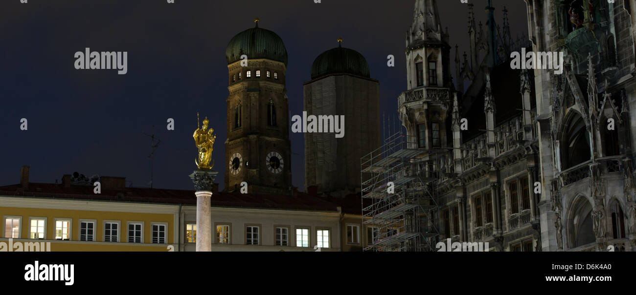 L'église de Notre-Dame et l'hôtel de ville ne sont pas éclairées pendant la 'Earth Hour' à Munich, Allemagne, 31 mars 2012. De nombreux sites et bâtiments à travers le monde ont été éteinte pendant une heure pour donner un signe clair pour la protection du climat et la protection de l'environnement. Photo : Sven Hoppe Banque D'Images