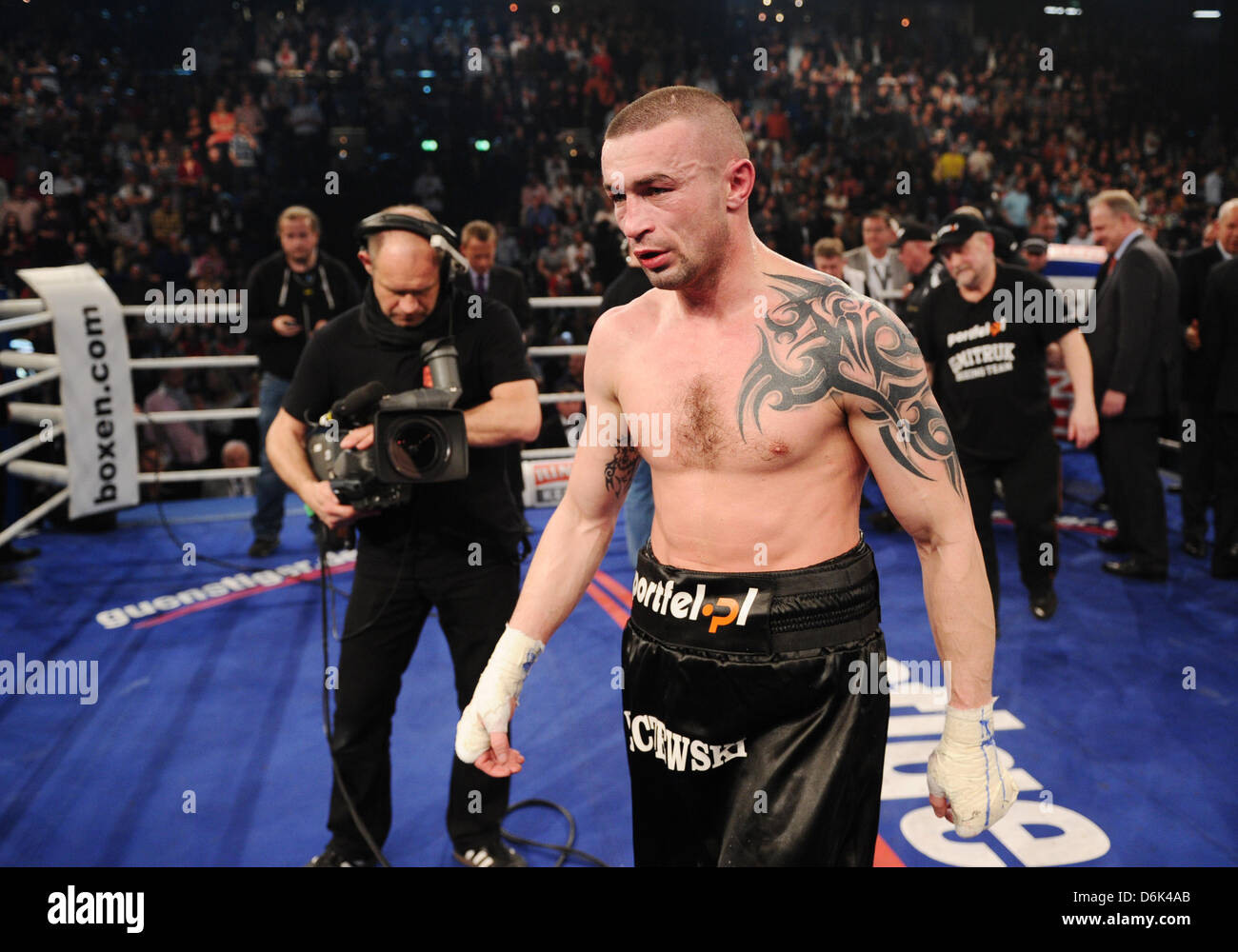 Boxeur polonais Piotr Wilczewski semble déçu après sa défaite par Abraham boxeur allemand dans la lutte pour le championnat d'Europe WBO des poids moyens super titre à la Sparkassen Arena à Kiel, Allemagne, 01 avril 2012. Photo : Christian Charisius Banque D'Images