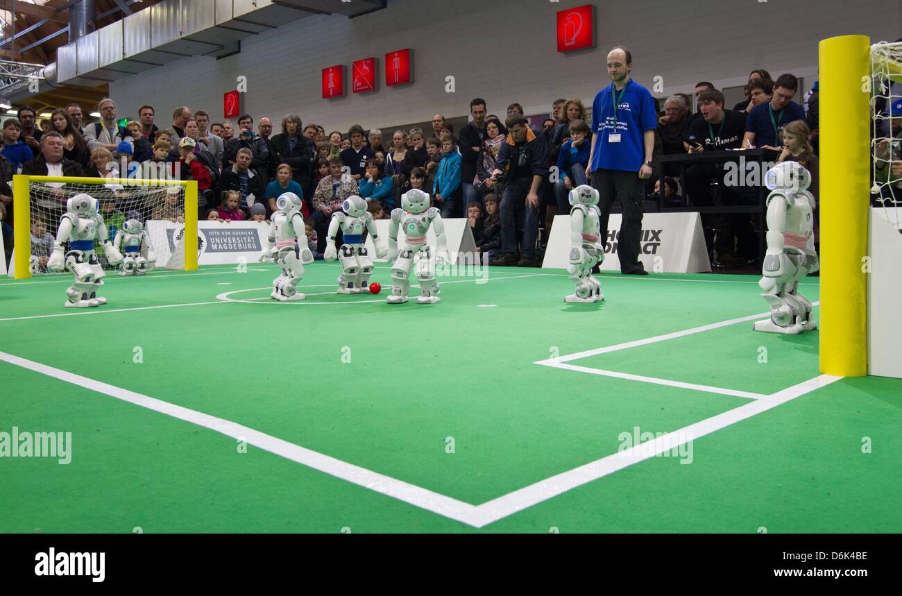 L'équipe de robots 'B-humain" de l'université de Brême jouer 'équipe Nao Devils' de l'Université technique de Dortmund dans une demi-finale de la catégorie matchin 'Standard' à la Ligue de la plate-forme Robo-Cup German Open 2012 à Magdeburg, Allemagne, 01 avril 2012. Environ 200 participants de 12 pays ont concouru dans les différentes catégories de la German Open. Photo : JENS WOLF Banque D'Images