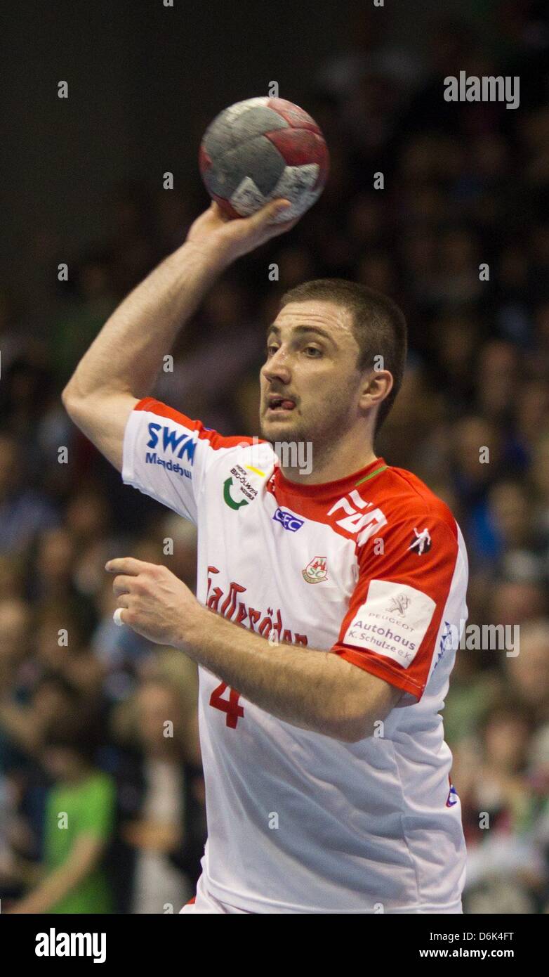 Magdeburg est Damir Doborac passe le ballon au cours de la Bundesliga match de handball entre SC Magdeburg et HSV Hambourg à Getec Arena de Magdeburg, Allemagne, 31 mars 2012. Photo : Jens Wolf Banque D'Images