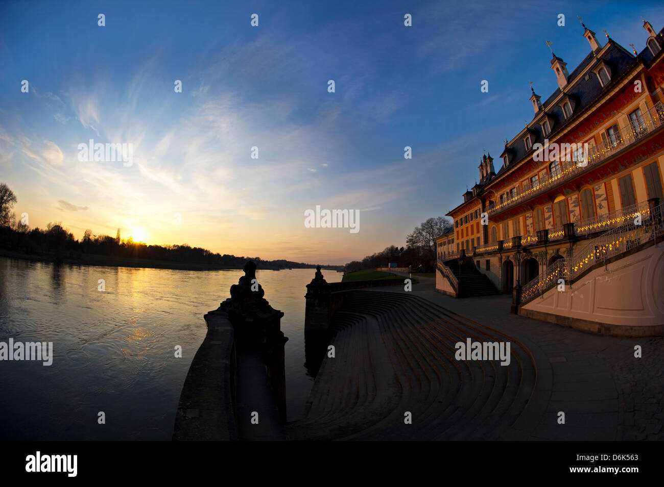 Le soleil se couche derrière le château de Pillnitz à Dresde, Allemagne, 20 mars 2012. Photo : Arno Burgi Banque D'Images