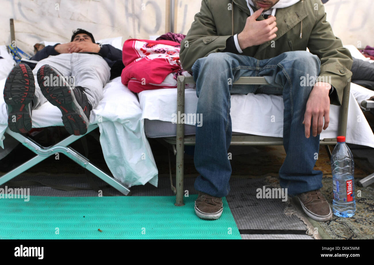 Les Iraniens se reposer sur les lits dans un pavillon à Würzburg, Allemagne, 03 avril 2012. Pendant plus de deux semaines, les Iraniens ont entamé une grève de la faim. Ils souhaitent attirer l'attention sur les traitements longs de demandes d'asile et la situation dans les foyers communautaires. Ils veulent aussi être reconnus comme réfugiés politiques. Photo : Karl Josef OPIM Banque D'Images