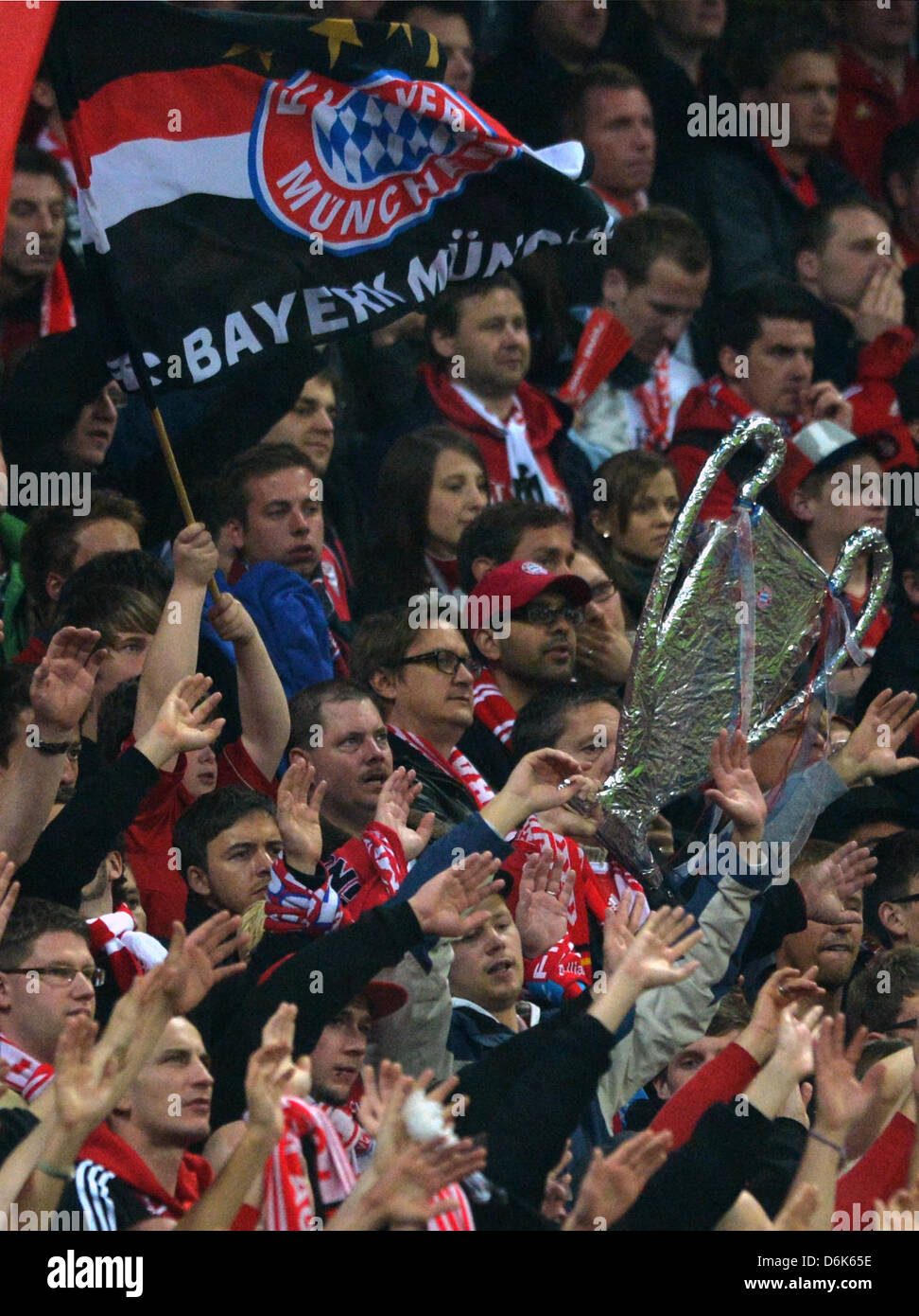 Les partisans de Munich cheer sur les stands pendant le deuxième quart de finale de la Ligue des Champions de football match de jambe entre FC Bayern Munich et l'Olympique de Marseille à l'Allianz Arena de Munich, Allemagne, 03 avril 2012. Photo : Peter Kneffel dpa/lby  + + +(c) afp - Bildfunk + + + Banque D'Images