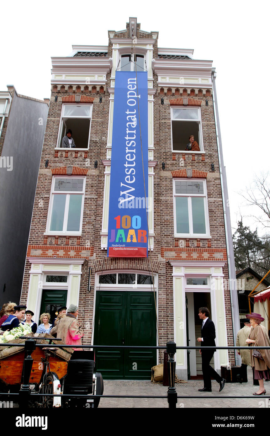 La Reine Beatrix des Pays-Bas (R) assiste à l'ouverture de la jonction avec Westerstraat 'Amsterdam' à l'Open Air Museum à Arnhem, aux Pays-Bas, 03 avril 2012. Le Musée célèbre son 100 ans d'existence. Le musée en plein air présente la vie commune de personnes ordinaires dans et autour des bâtiments historiques authentiques. Photo : Patrick van Katwijk Pays-bas OUT Banque D'Images