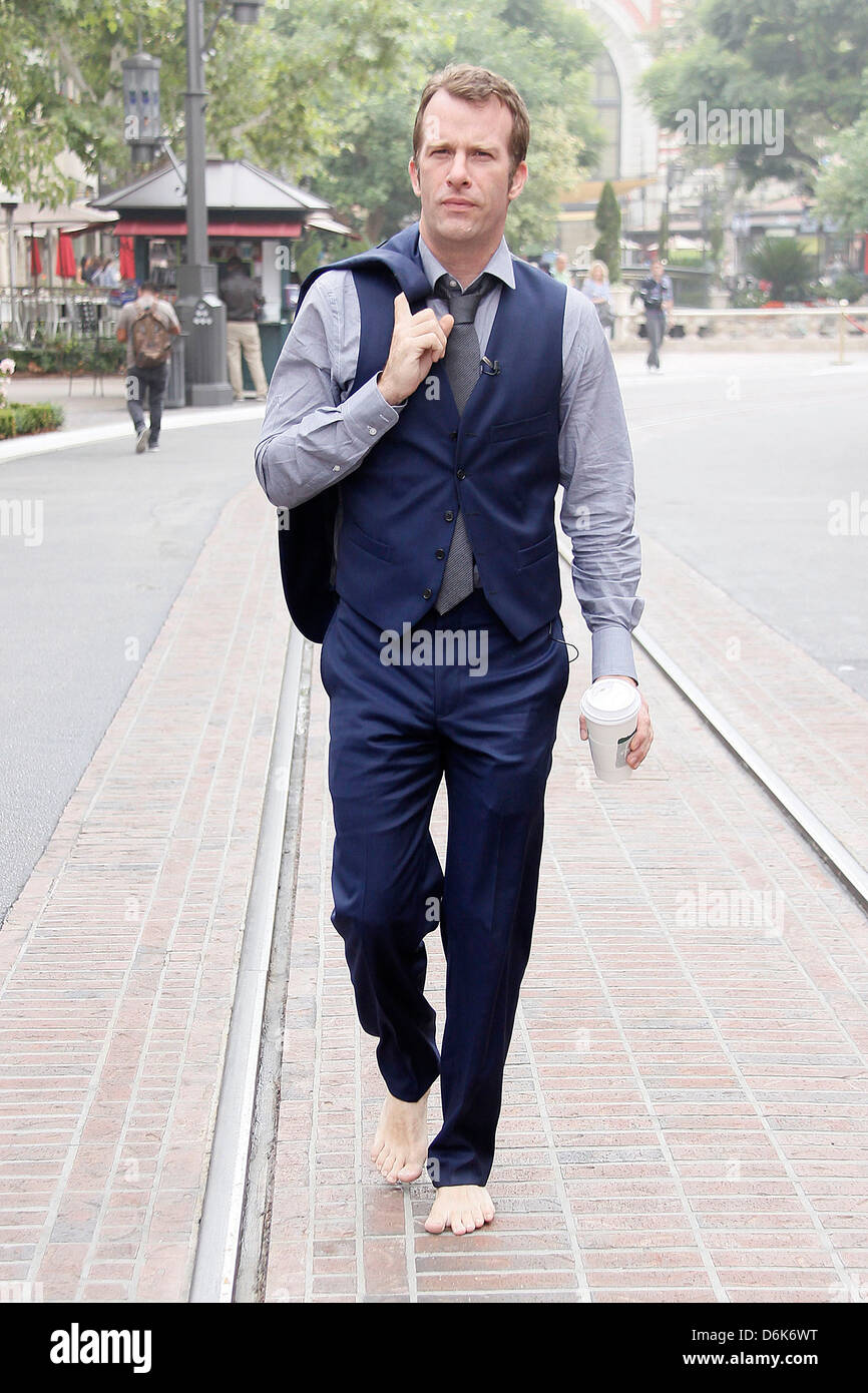 Thomas Jane marche pieds nus des stars au bosquet de filmer une comparution pour le programme de télévision de divertissement 'Extra' Los Angeles, Californie - 22.09.11 Banque D'Images