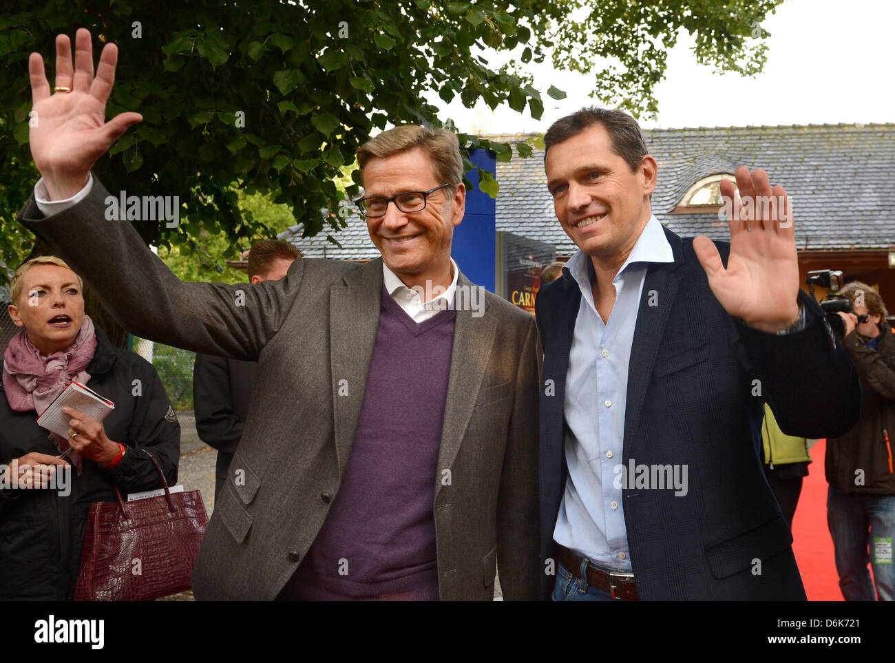 Le ministre des Affaires étrangères allemand Guido Westerwelle (L) et son mari Michael Mronz assister à la première de l'opéra "Carmen" au lac de Wannsee à Berlin, Allemagne, 16 août 2012. Performances jusqu'à 02 septembre 2012. Foto : Britta Pedersen Banque D'Images