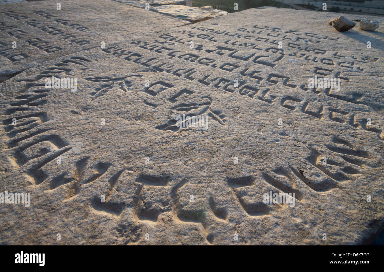 Gros plan d'une des pierres tombales sur le Mont des Oliviers avec des écrits en hébreu. Jérusalem. Israël. Banque D'Images