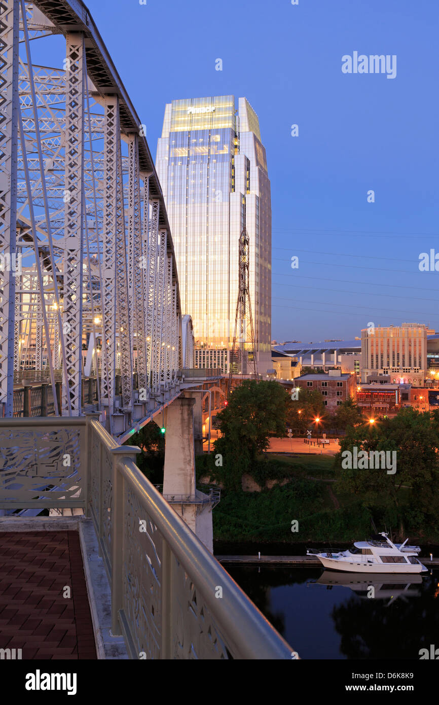 Pinnacle Tower et Shelby Pont piétonnier, Nashville, Tennessee, États-Unis d'Amérique, Amérique du Nord Banque D'Images