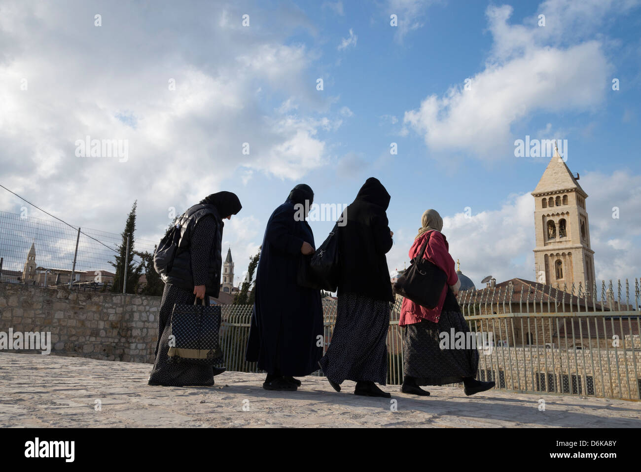 Quatre femmes russes les pèlerins sur une terrasse avec Rédempteur church et Saint Sépulcre en arrière-plan. Vieille ville de Jérusalem. Israël. Banque D'Images