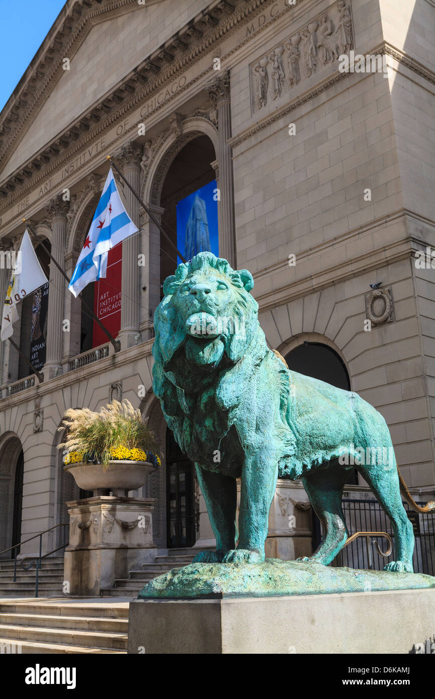 L'une des deux statues de lion en bronze à l'extérieur de l'Art Institute of Chicago, Chicago, Illinois, États-Unis d'Amérique, Amérique du Nord Banque D'Images