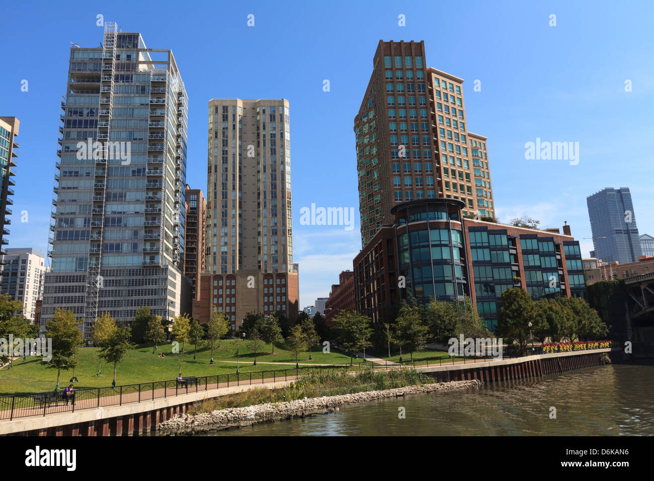 Cher les immeubles à appartements sur la rivière Chicago, Chicago, Illinois, États-Unis d'Amérique, Amérique du Nord Banque D'Images
