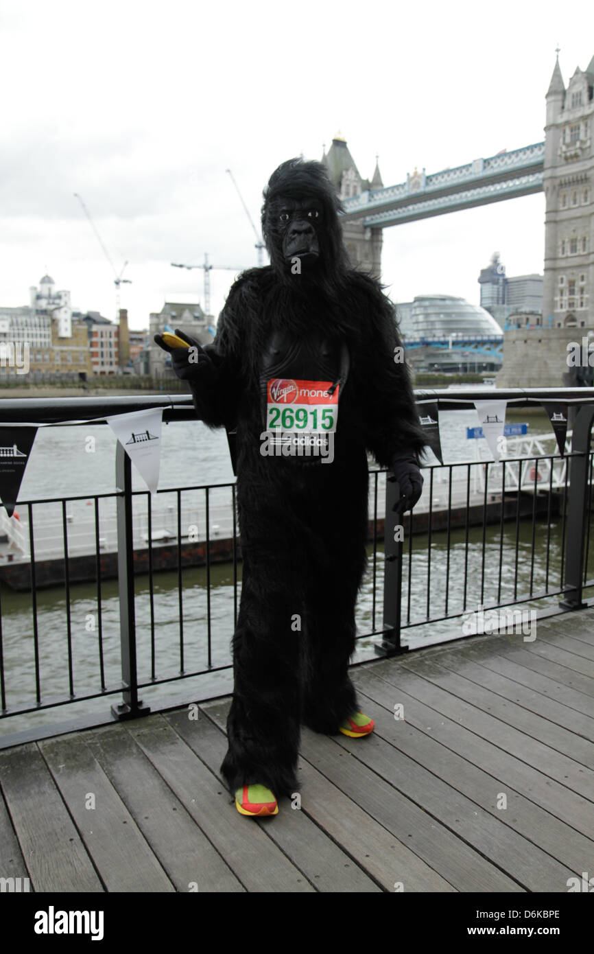 Londres, Royaume-Uni. 19 avril, 2013. Bruce Moore va tenter le record mondial Guinness pour le plus rapide "marathon en full body costume animal' au cours du dimanche Marathon de Londres Virgin la collecte de fonds pour les bénévoles des services communautaires. Credit : Elsie Kibue/Alamy Live News Banque D'Images