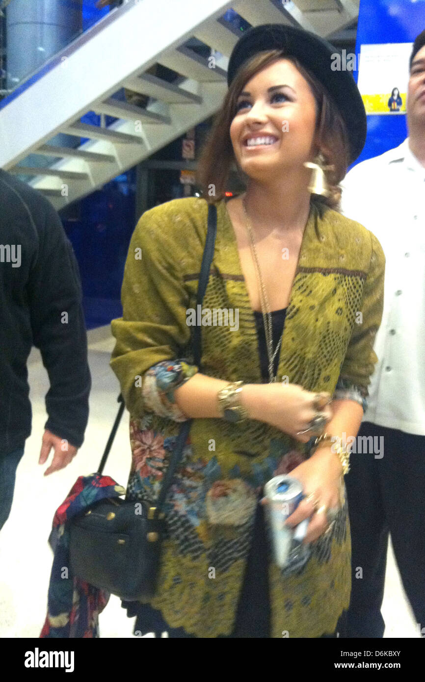 Demi Lovato achète son nouveau cd à minuit chez Best Buy à Union Square New York City, USA - 20.09.11 Banque D'Images