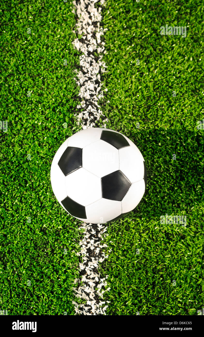 Neuf et propre ballon de football sur terrain, selective focus Banque D'Images