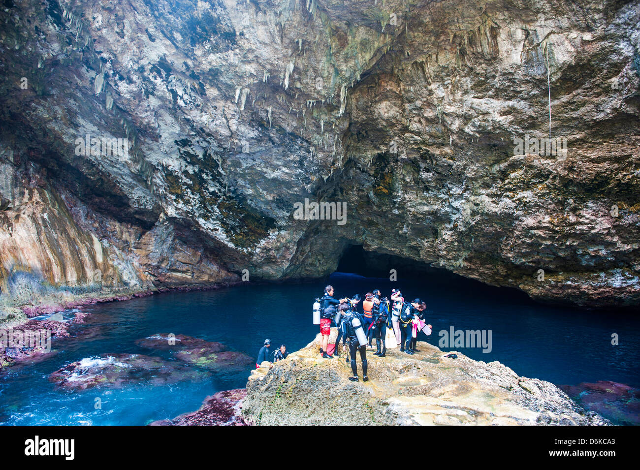 Les plongeurs se préparer à plonger dans la grotte grotte effondrée sur Saipan, Mariannes du Nord, Centre du Pacifique, Pacifique Banque D'Images