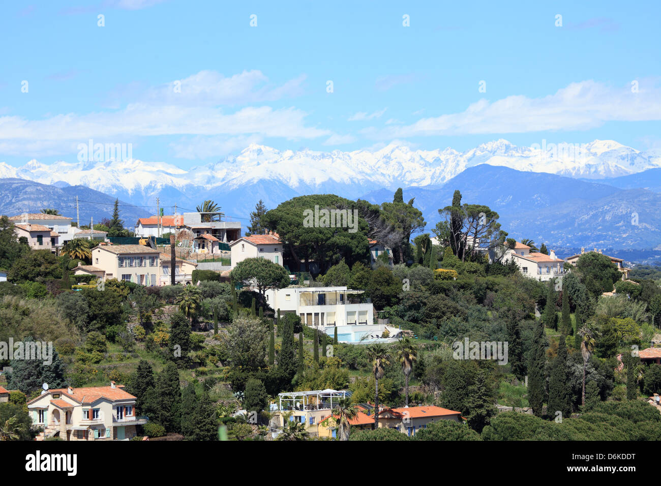 Top hill maisons près de Cannes avec en toile de fond la montagne neige Banque D'Images