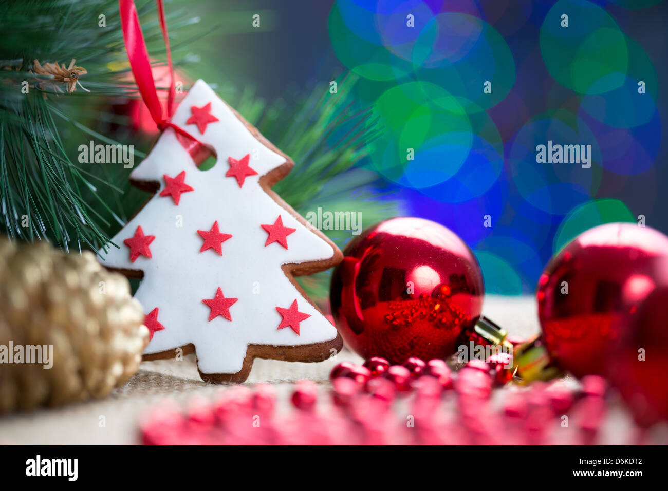 Arbre de Noël avec hochet et gâteau sur fond de fête lumineuse Banque D'Images