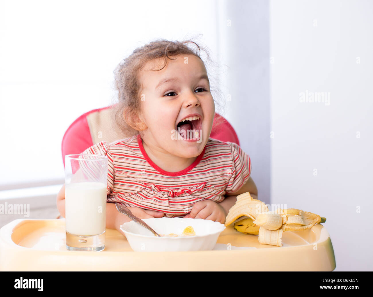 Kid girl une alimentation saine Banque D'Images