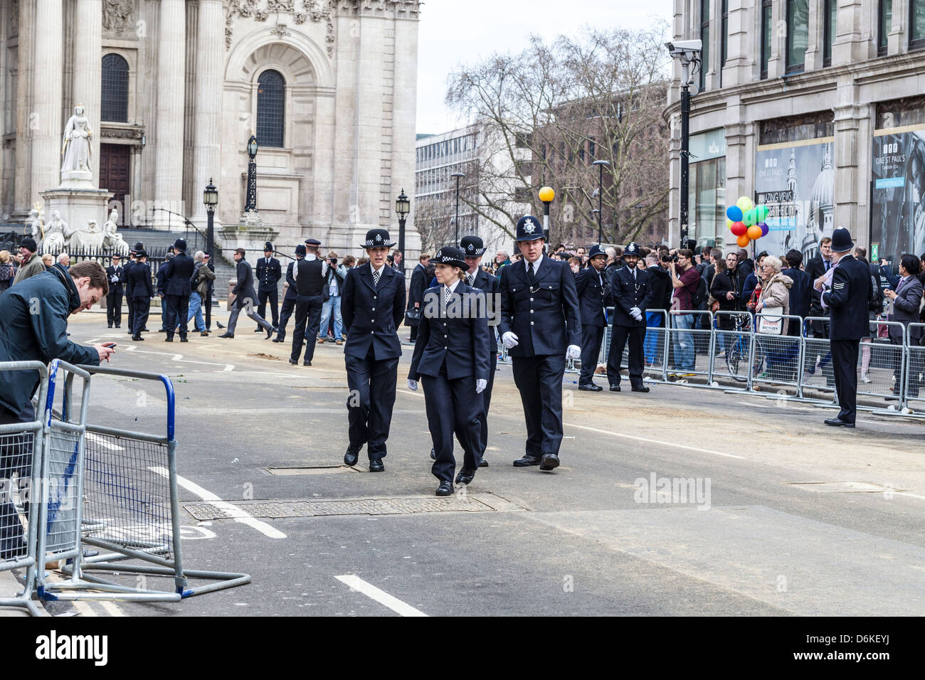 La présence policière dans Ludgate Hill pour les funérailles de Margaret Thatcher, London, England, UK Banque D'Images