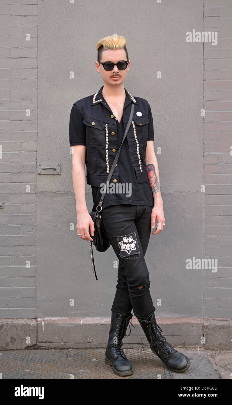 Un jeune homme en robe inhabituelle avec un tatouage de David Bowie dans  l'East Village à New York City Photo Stock - Alamy