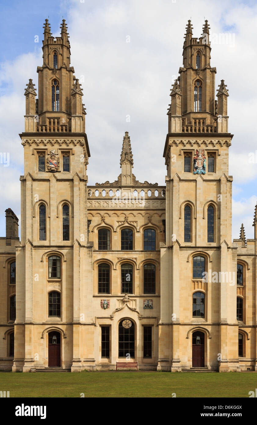 Chambre lits jumeaux avec vue sur les tours de Hawksmoor grand quadrilatère d'All Souls College à Oxford, Oxfordshire, England, UK, Grande-Bretagne Banque D'Images