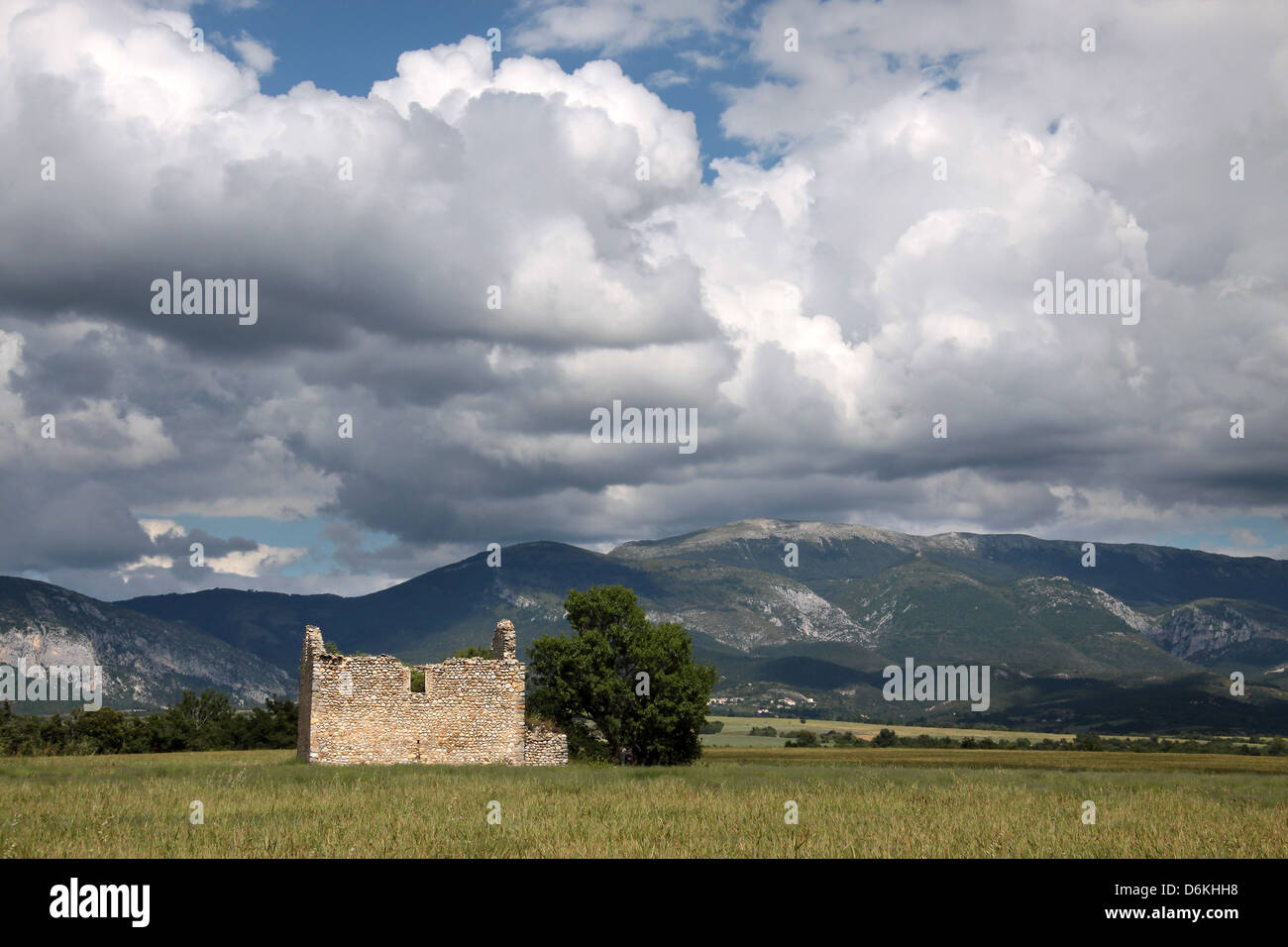 Paysage naturel dans la Haute-Provence à Moustiers-Sainte-Marie, France Banque D'Images