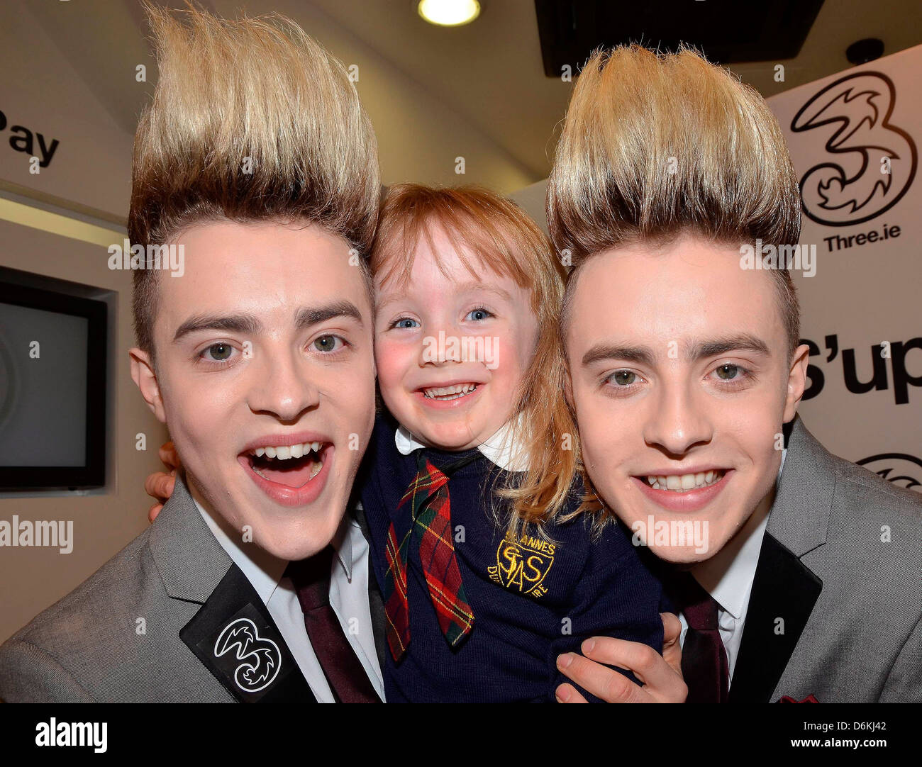 John et Edward Grimes Grimes alias Damien Saez, avec Ellie Campbell Zoufris Maracas lancer leurs 'S'Up ?' à la campagne 3 Magasin sur Grafton Banque D'Images