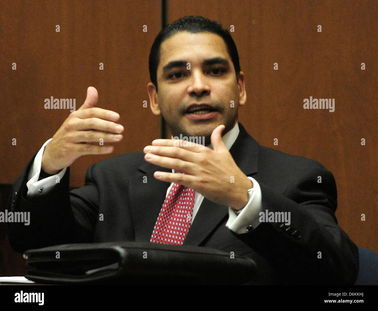 Service de police de Los Angeles Orlando Détective Martinez témoigne que la défense commence son cas pendant le Dr Conrad Murray Banque D'Images