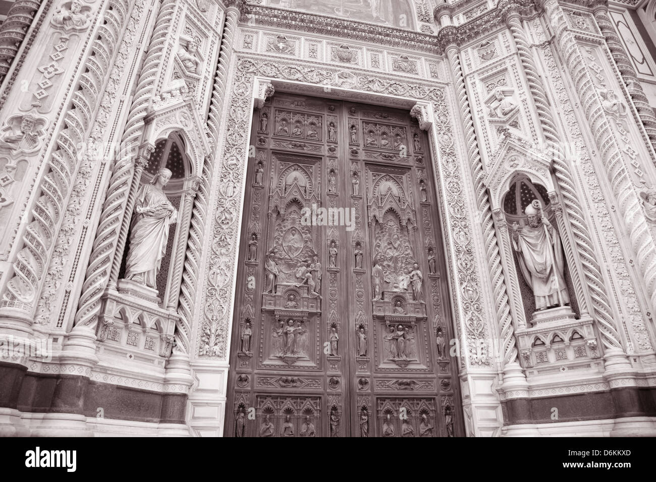 Détail de la porte principale et de la façade de l'église cathédrale Doumo, Florence, Italie en noir et blanc, Sépia Banque D'Images